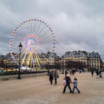 Blick aus dem Jardin des Tuileries auf das Riesenrad und den Weihnachtsmarkt