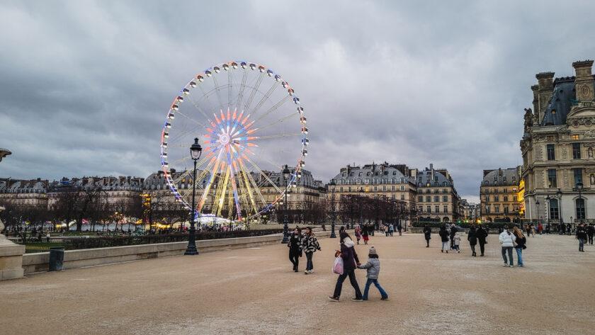 Blick aus dem Jardin des Tuileries auf das Riesenrad und den Weihnachtsmarkt